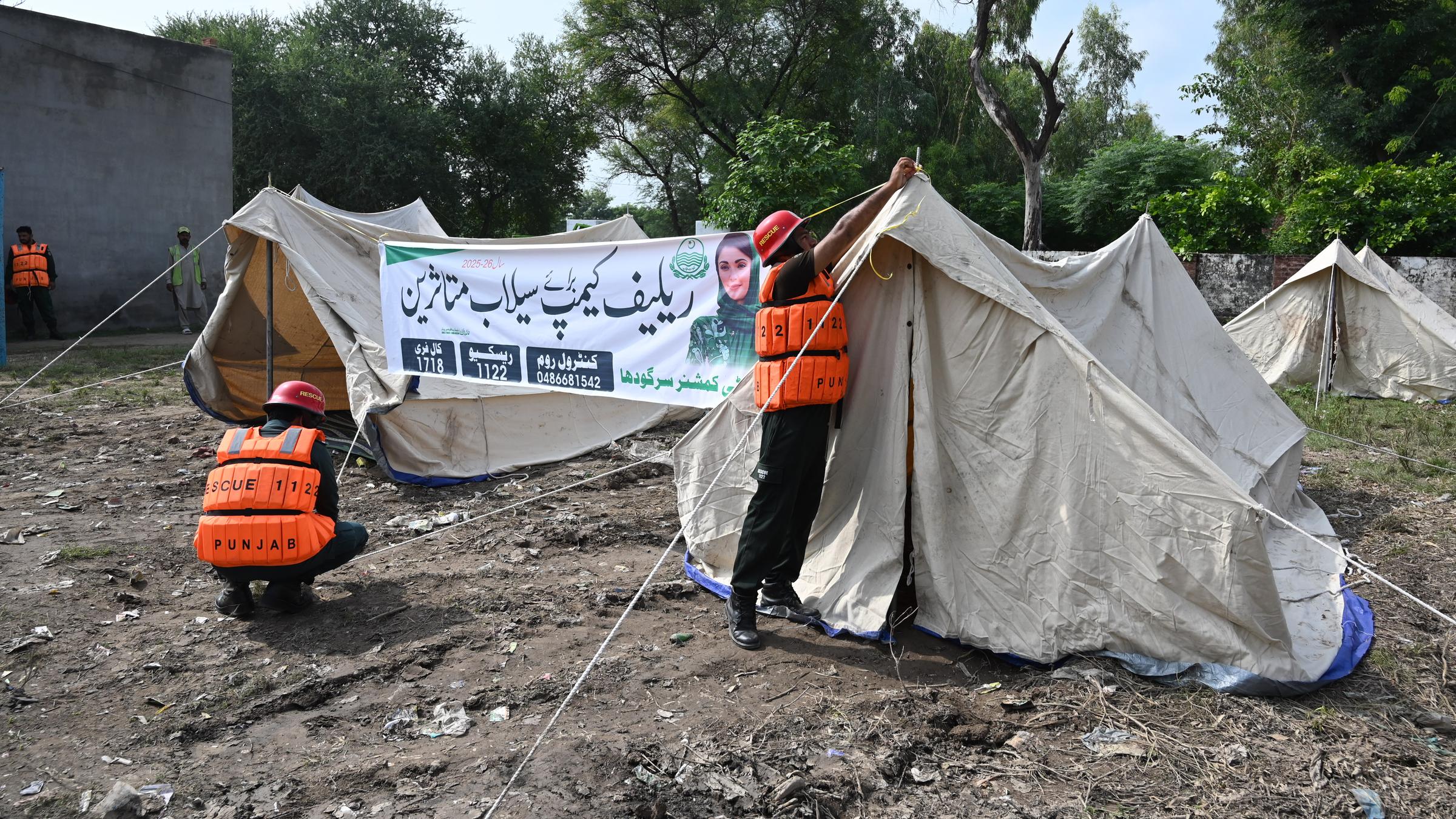 Pakistanische Rettungskräfte errichten am 28. August 2025 Zelte für von den Überschwemmungen betroffene Menschen am Fluss Chenab im Bezirk Sargodha, Provinz Punjab.