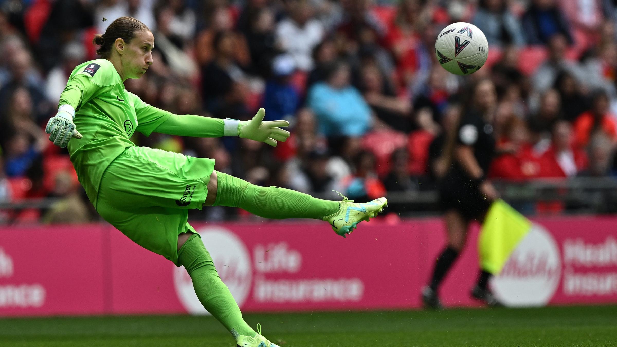 Ann-Katrin Berger schießt als Torfrau den Ball.
