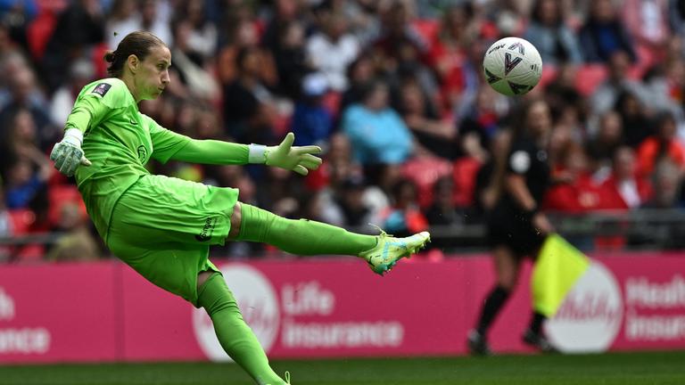 Ann-Katrin Berger schießt als Torfrau den Ball.