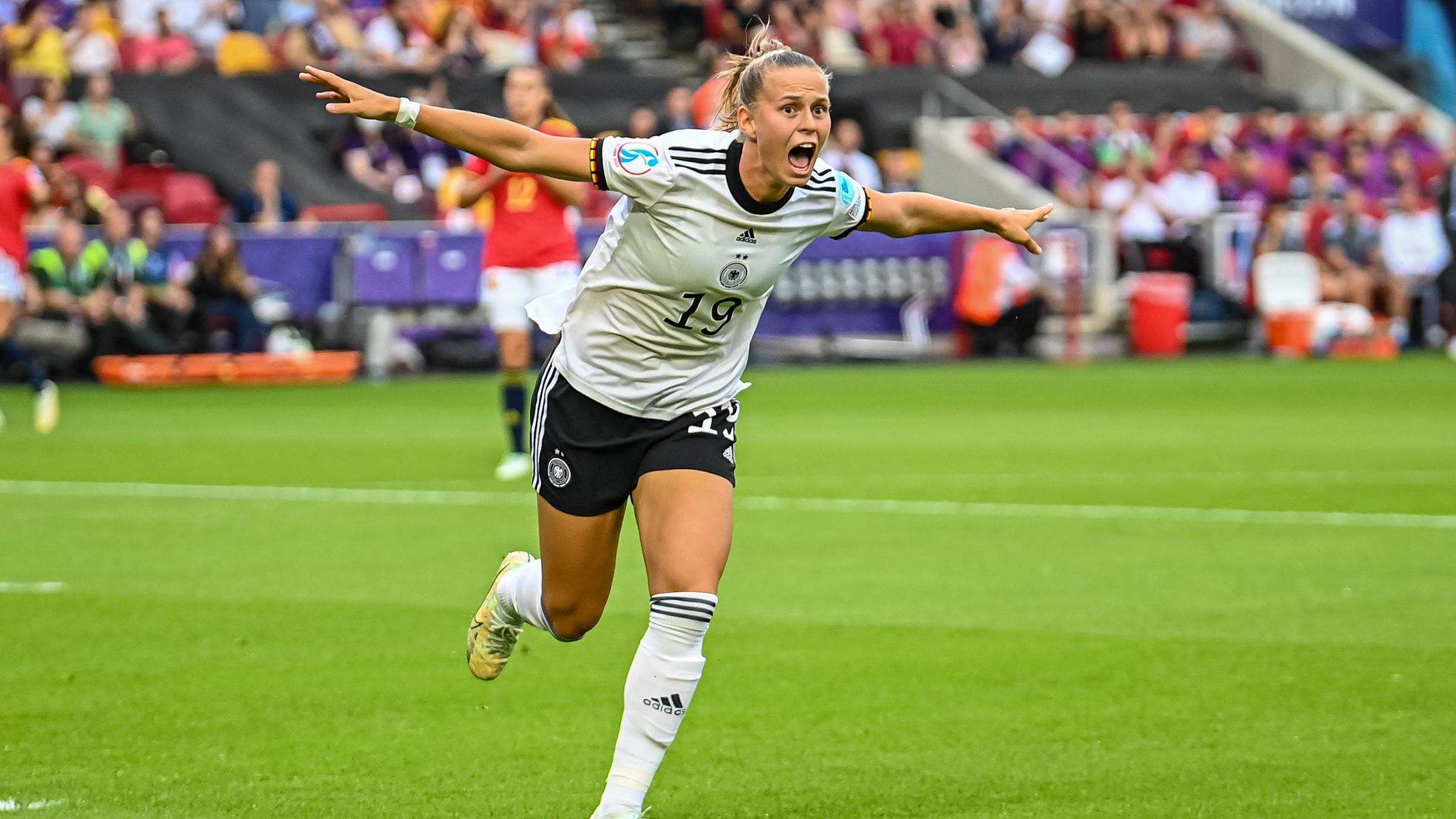 Klara Bühl bejubelt ihr Tor gegen Spanien bei der Fußball-EM 2022.