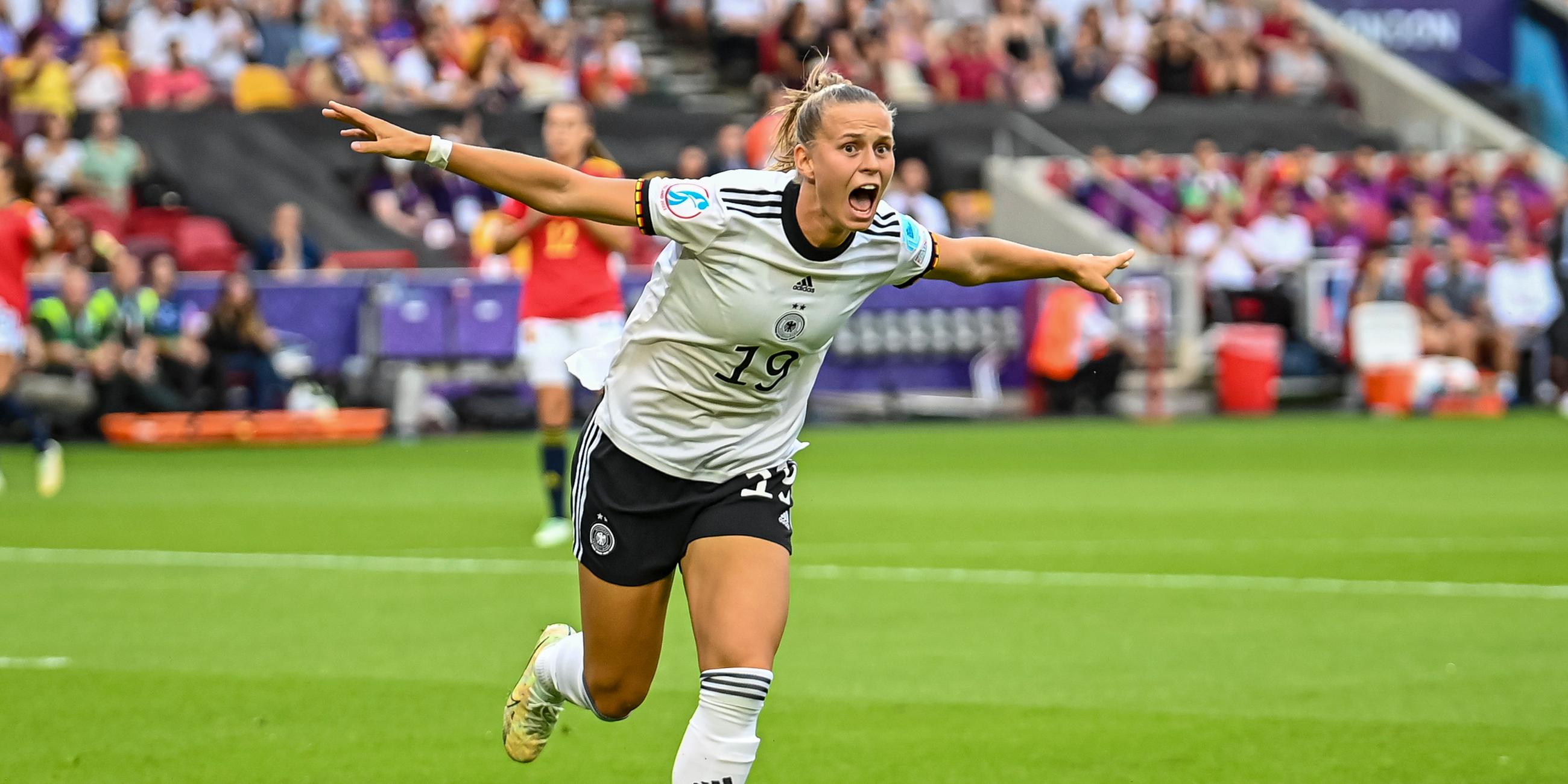 Klara Bühl bejubelt ihr Tor gegen Spanien bei der Fußball-EM 2022.