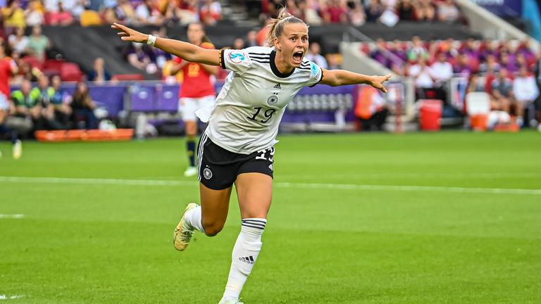 Klara Bühl bejubelt ihr Tor gegen Spanien bei der Fußball-EM 2022.