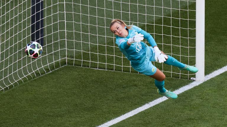 Merle Frohms im Tor im Spiel gegen FC Barcelona.