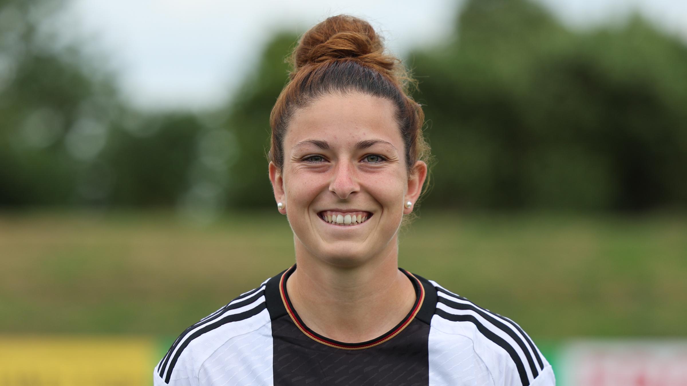 Chantal Hagel beim Pressefototermin nach Training für Frauennationalmannschaft.
