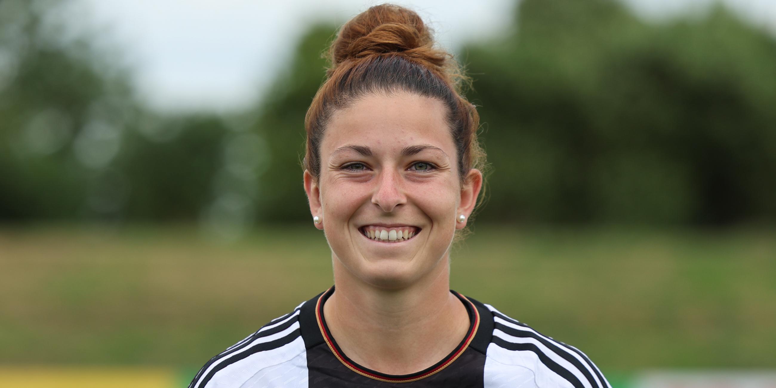 Chantal Hagel beim Pressefototermin nach Training für Frauennationalmannschaft.