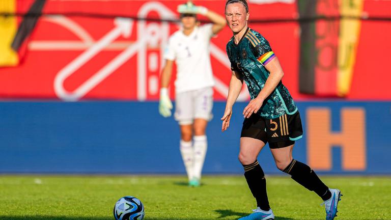 Marina Hegering beim Länderspiel Deutschland - Vietnam. 