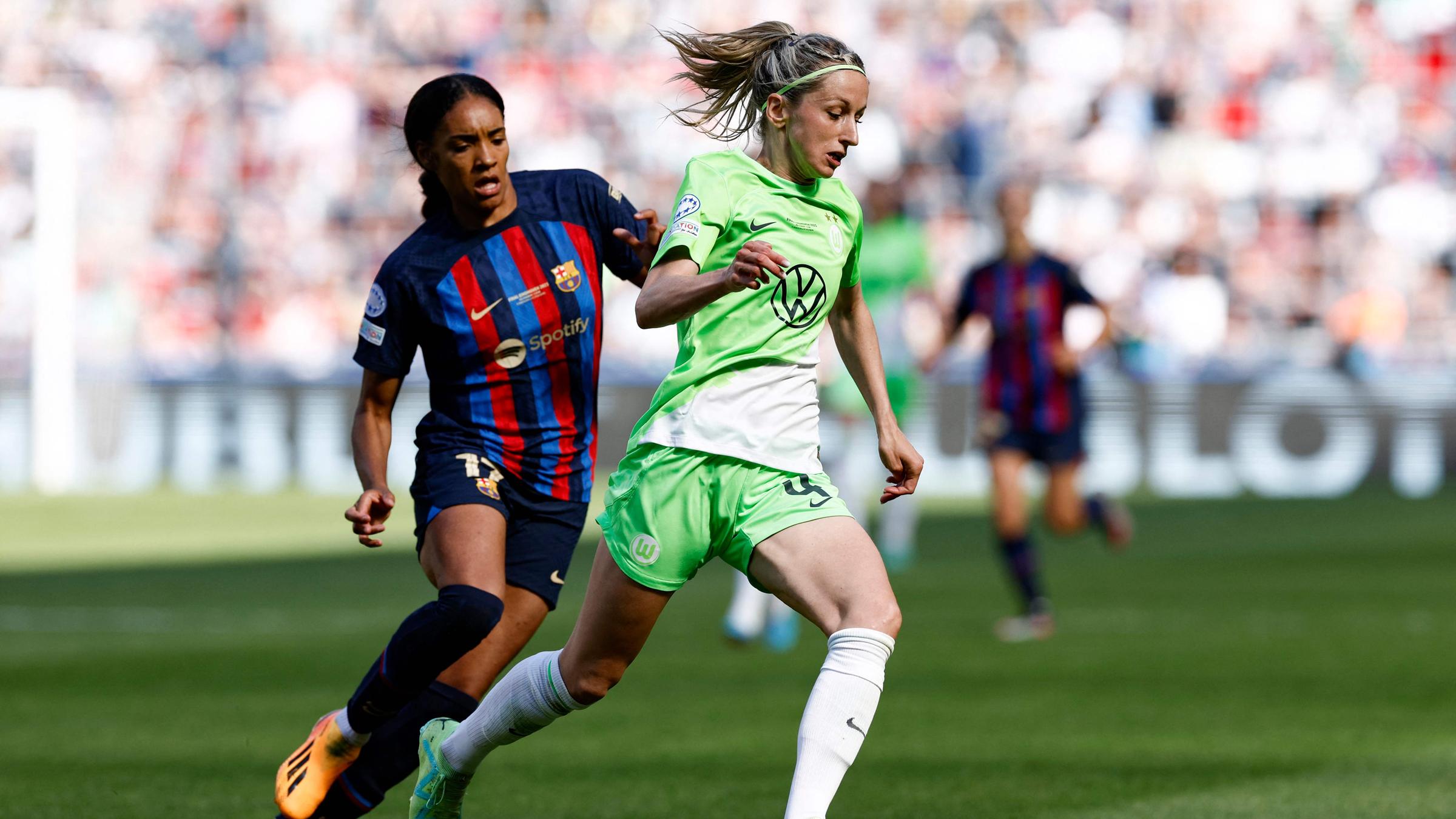 Kathrin Hendrich beim Spiel gegen den FC Barcelona. 