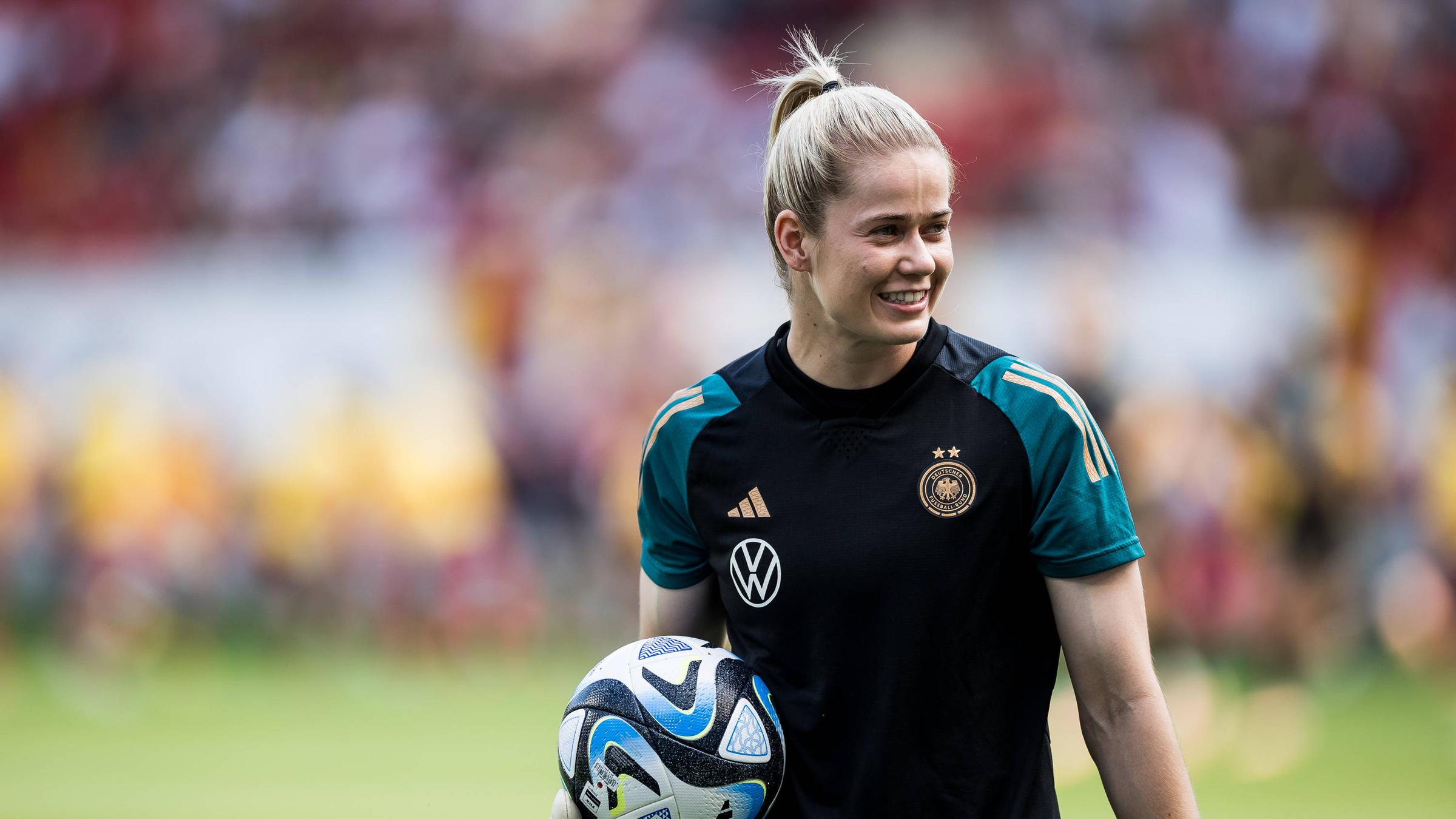 Stina Johannes im Warm Up als Torfrau.