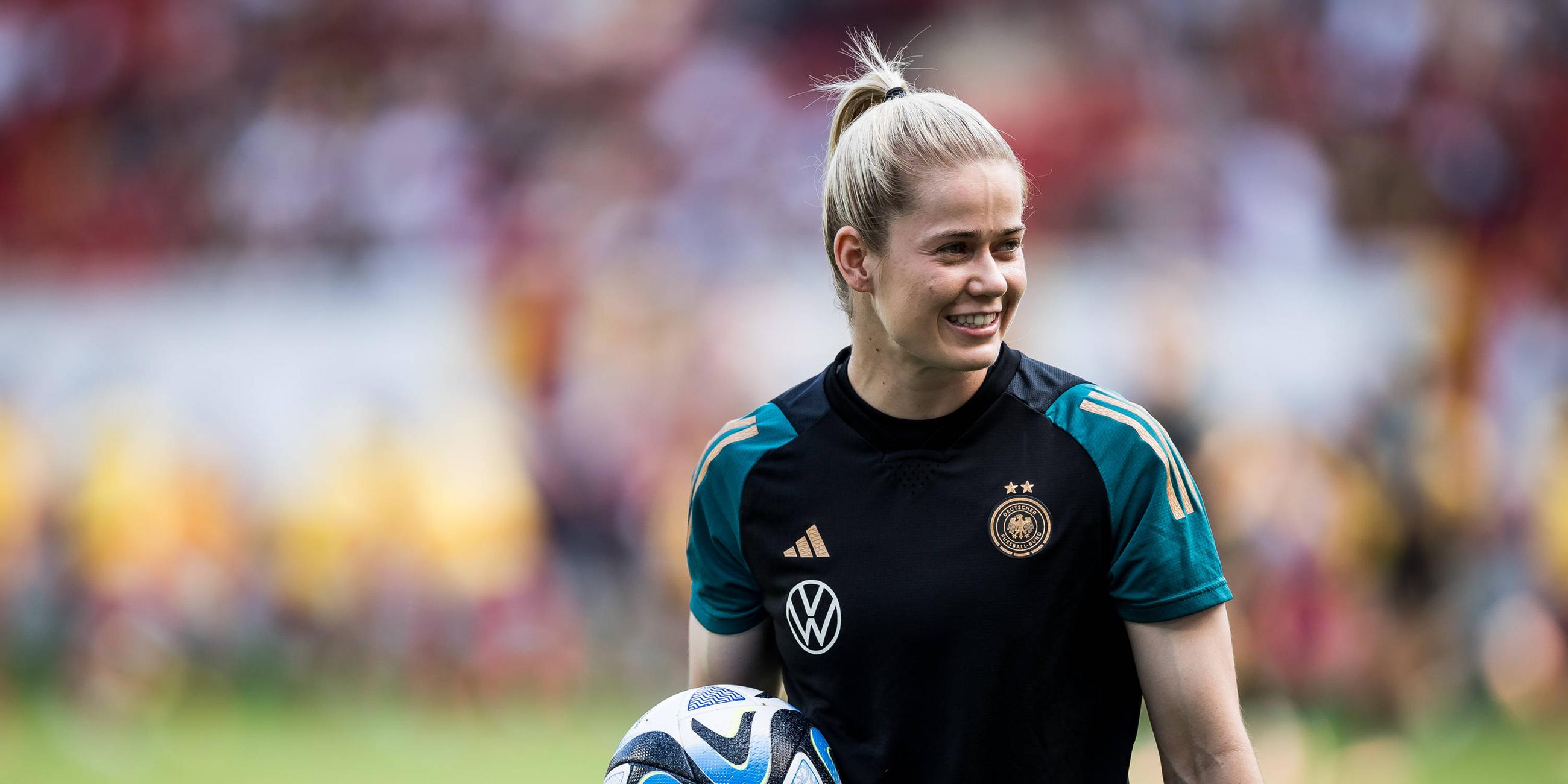 Stina Johannes im Warm Up als Torfrau.