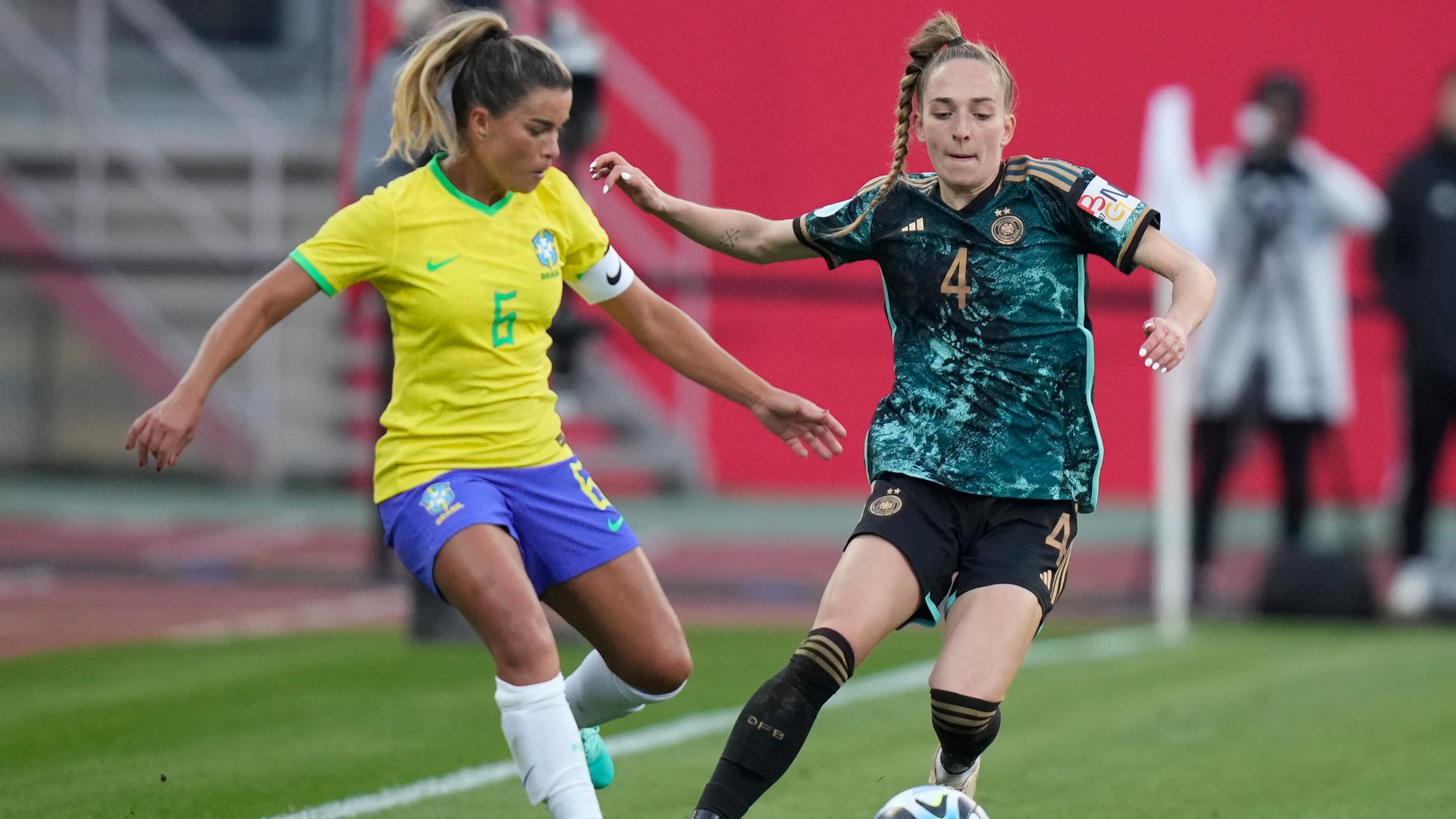 Sophia Kleinherne beim Spiel Deutschland (Frauenmannschaft) gegen Brasilien.