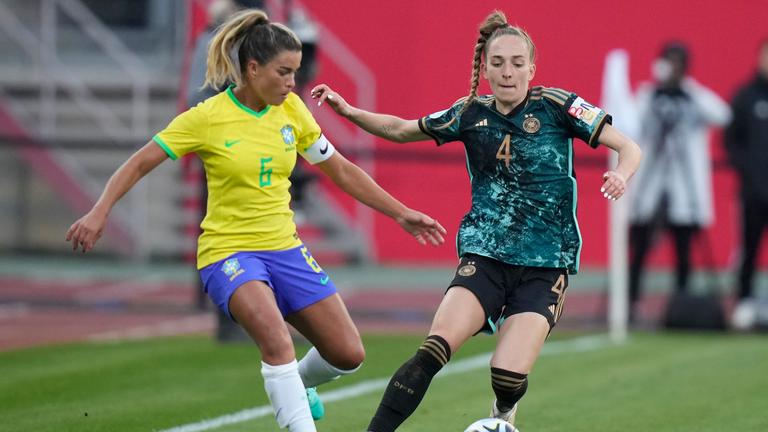 Sophia Kleinherne beim Spiel Deutschland (Frauenmannschaft) gegen Brasilien.