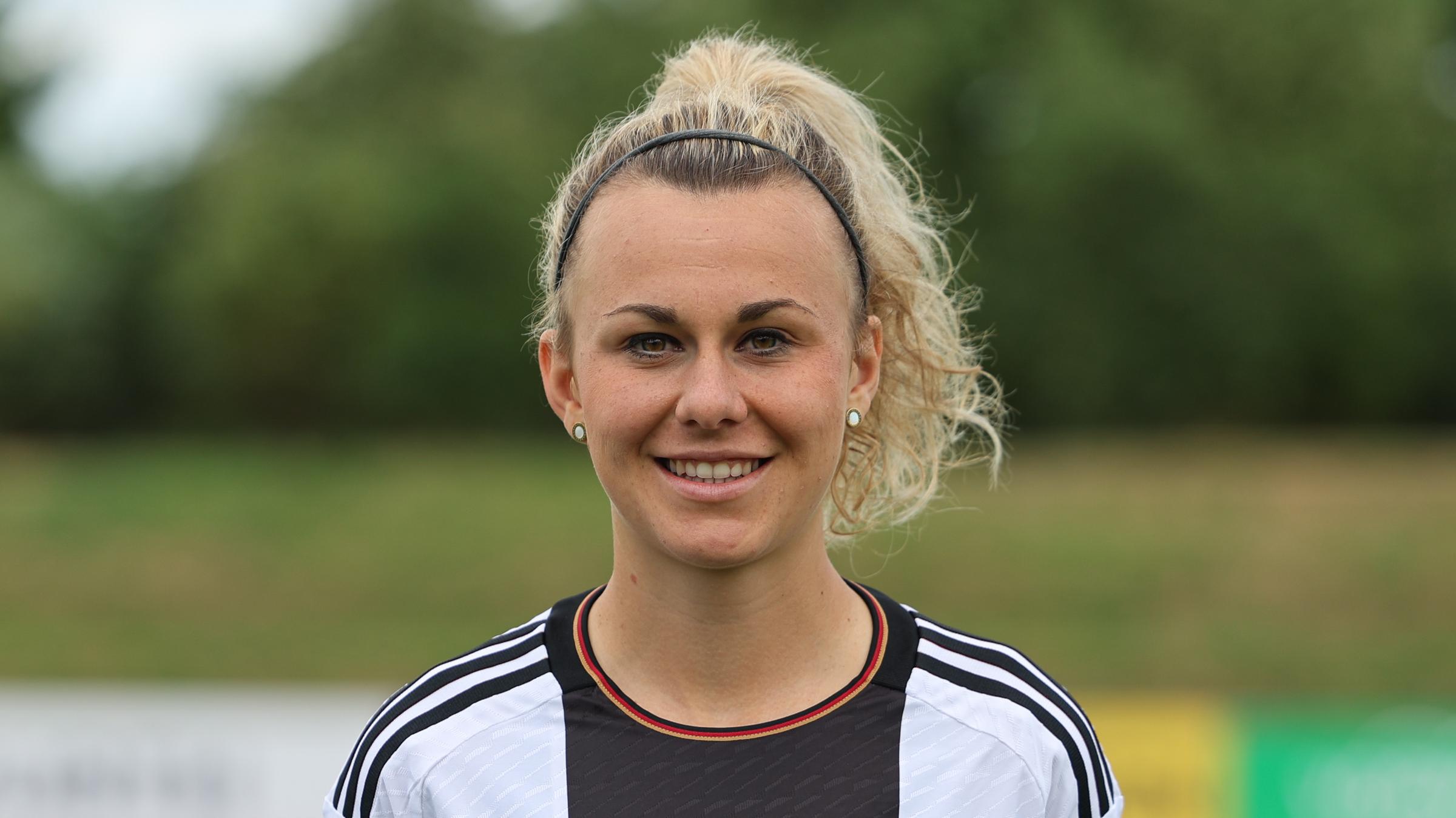 Lena Lattwein beim Pressetermin für die deutsche Frauenfußballnationalmannschaft.