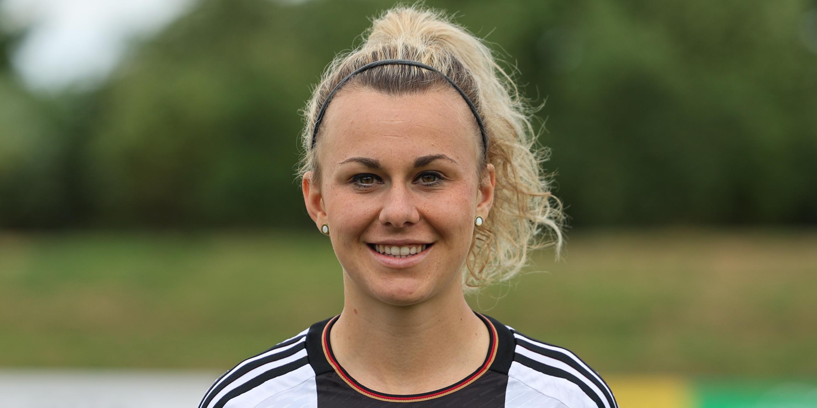 Lena Lattwein beim Pressetermin für die deutsche Frauenfußballnationalmannschaft.