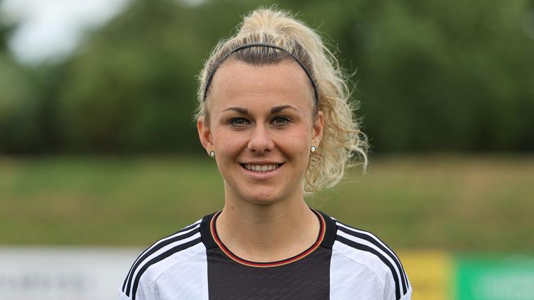 Lena Lattwein beim Pressetermin für die deutsche Frauenfußballnationalmannschaft.