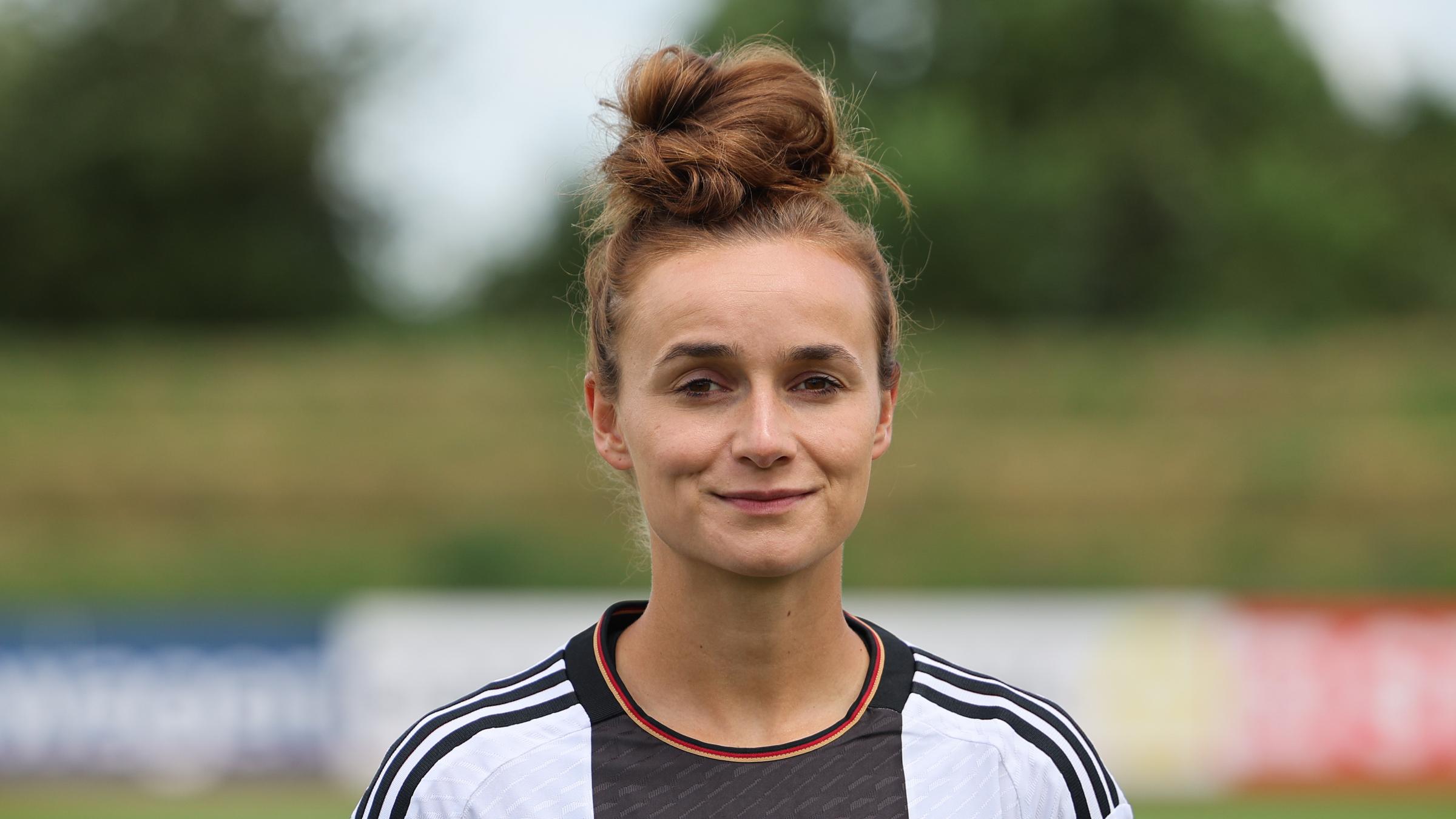 Lina Magull bei Pressetermin für Deutschland-WM-Kader. 