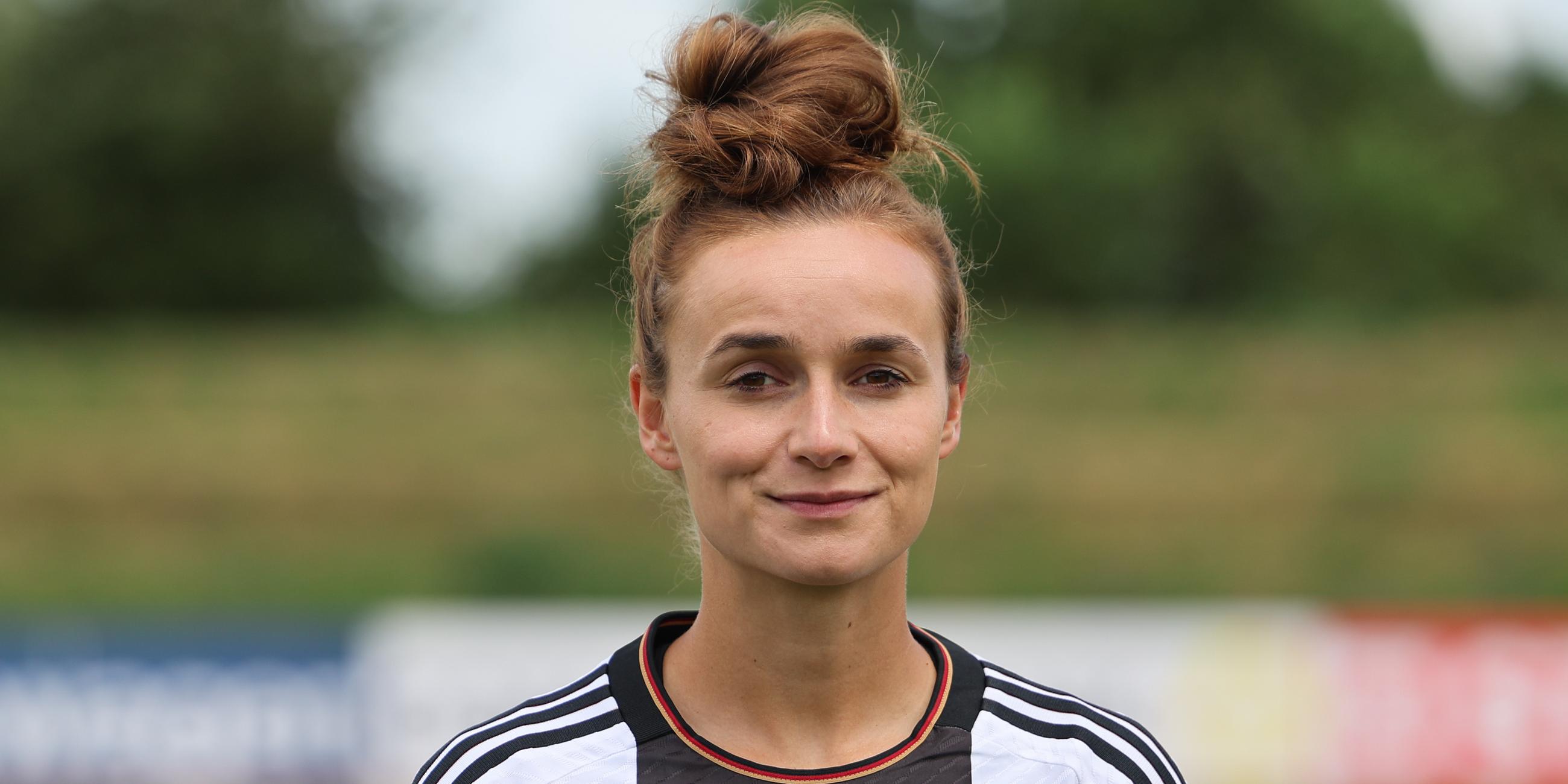 Lina Magull bei Pressetermin für Deutschland-WM-Kader. 