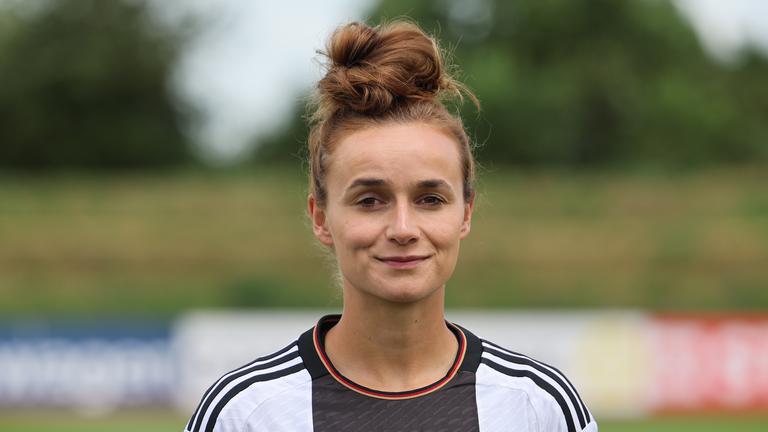 Lina Magull bei Pressetermin für Deutschland-WM-Kader. 