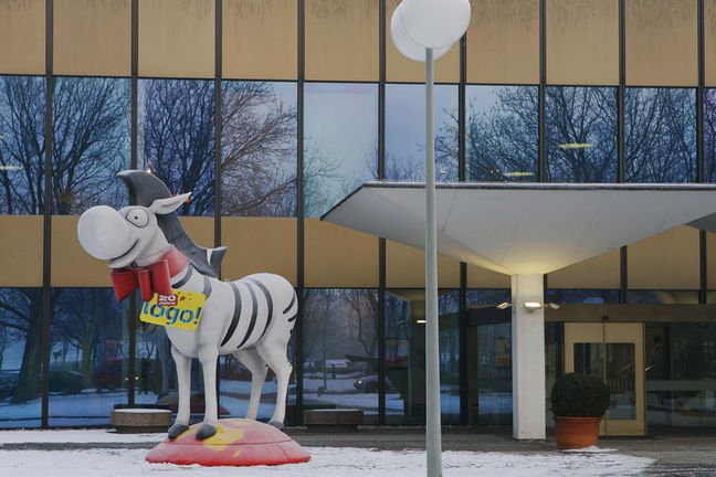 Plastikfigur von Zebra Gunnar vor dem ZDF-Gebäude  