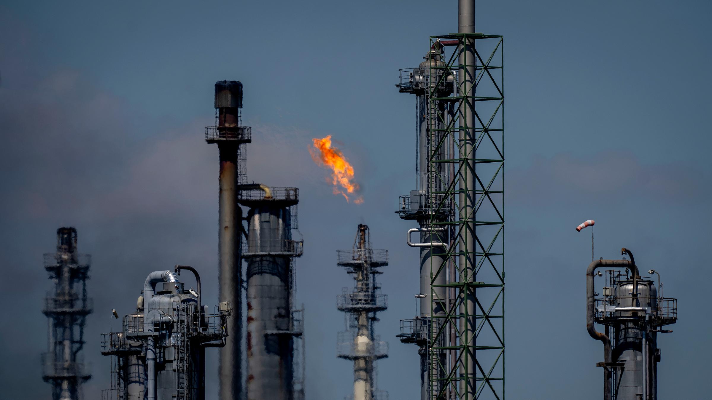 Eine Chemiefabrik in Ludwigshafen. Aus einem der "Rohre" kommt Feuer raus.