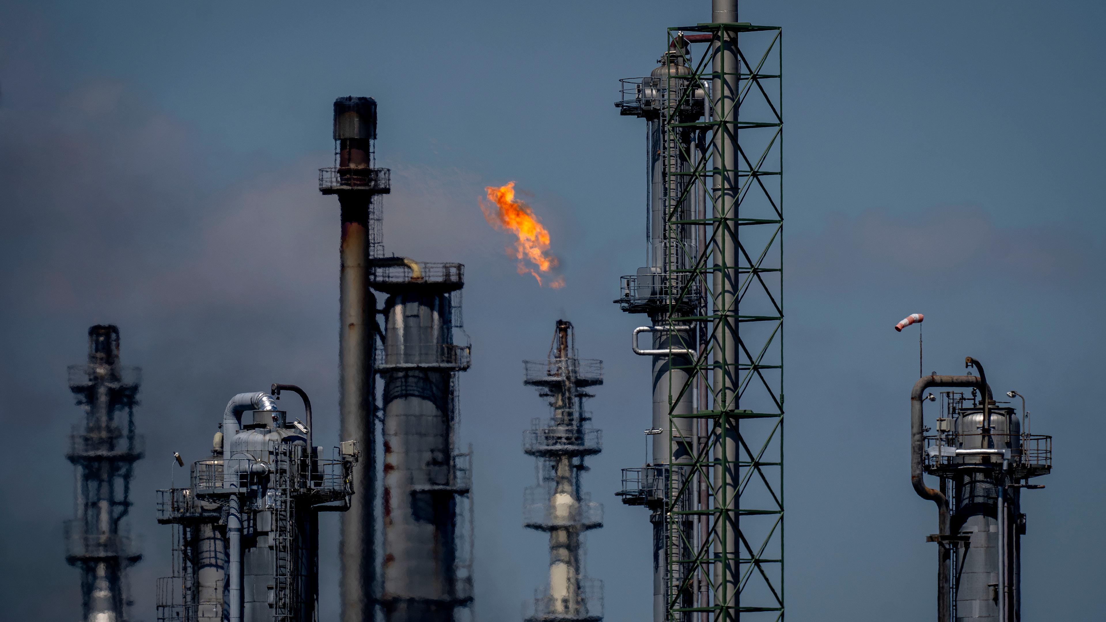 Eine Chemiefabrik in Ludwigshafen. Aus einem der "Rohre" kommt Feuer raus.