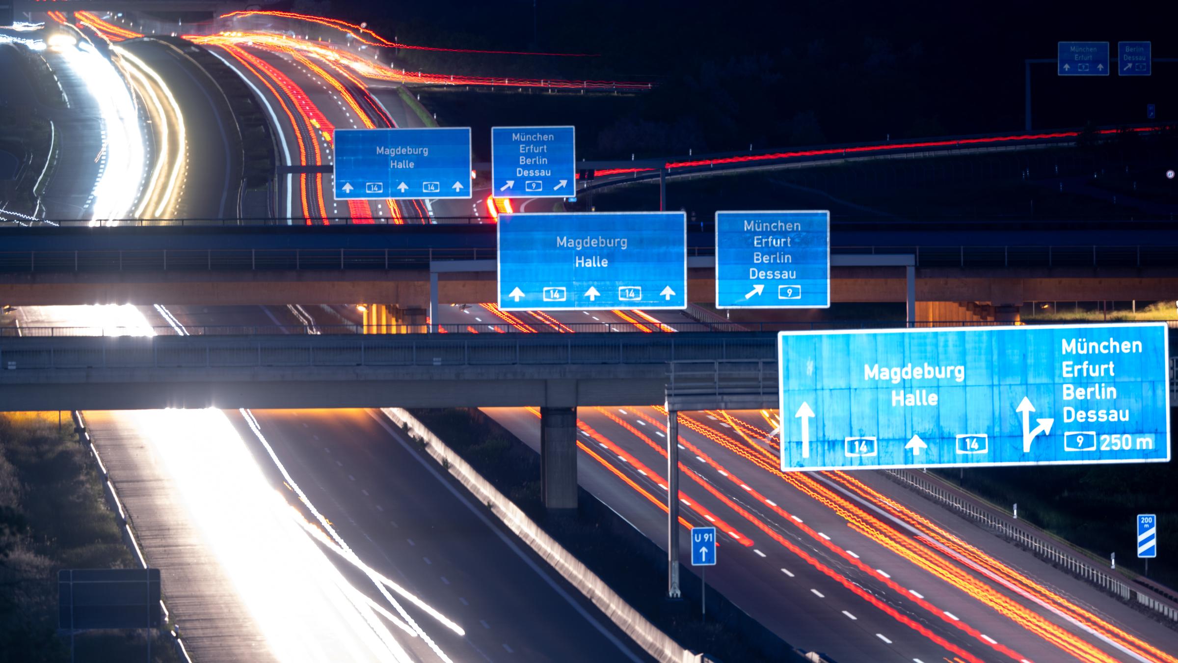 Der Verkehr einer Autobahn, aufgenommen mit einer Langzeitbelichtung.