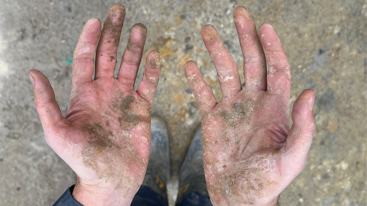 Verschmutzte Handflächen von oben aufgenommen