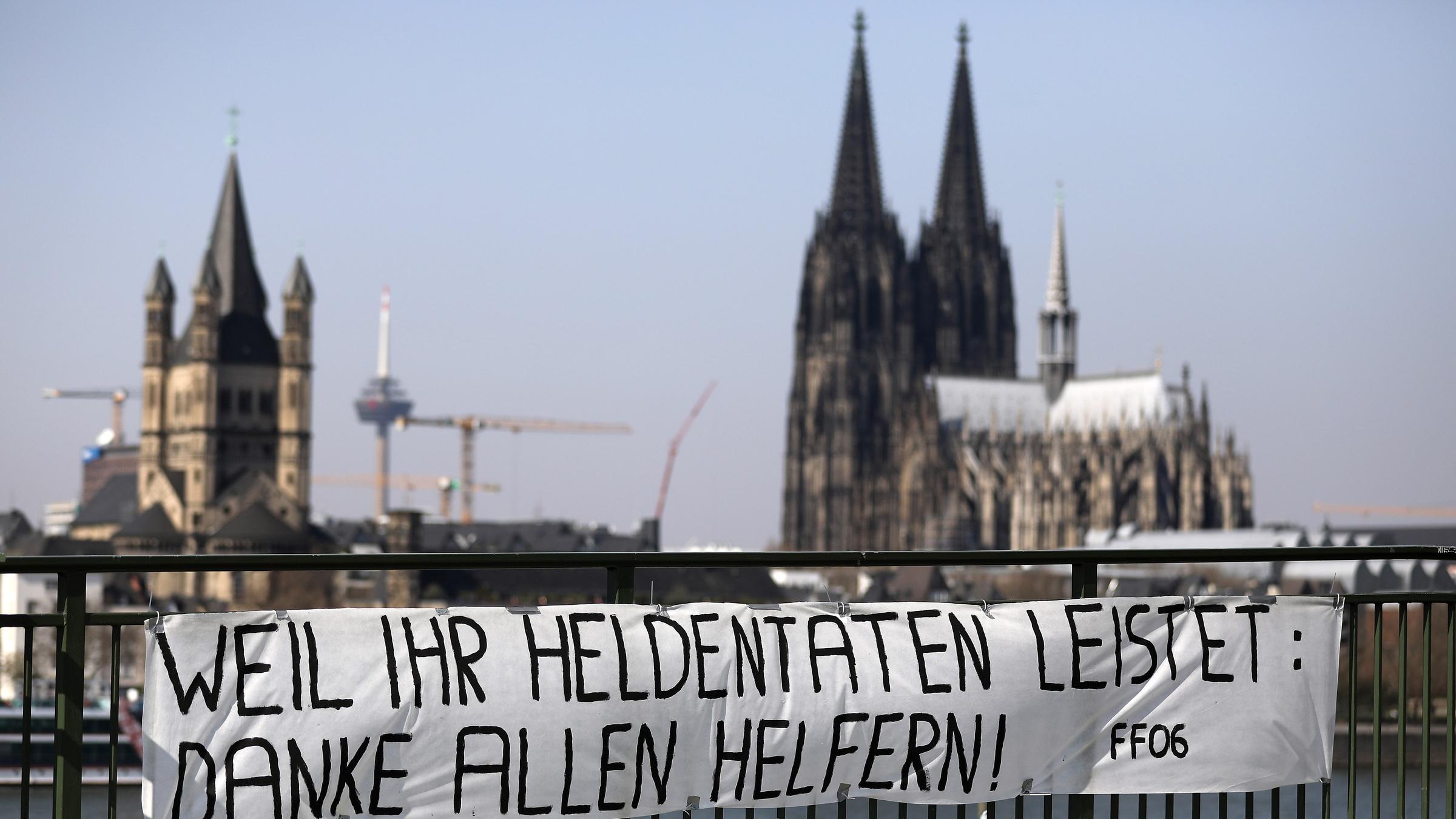 Banner mit Dank-Aufschrift an Kölner Rheinbrücke