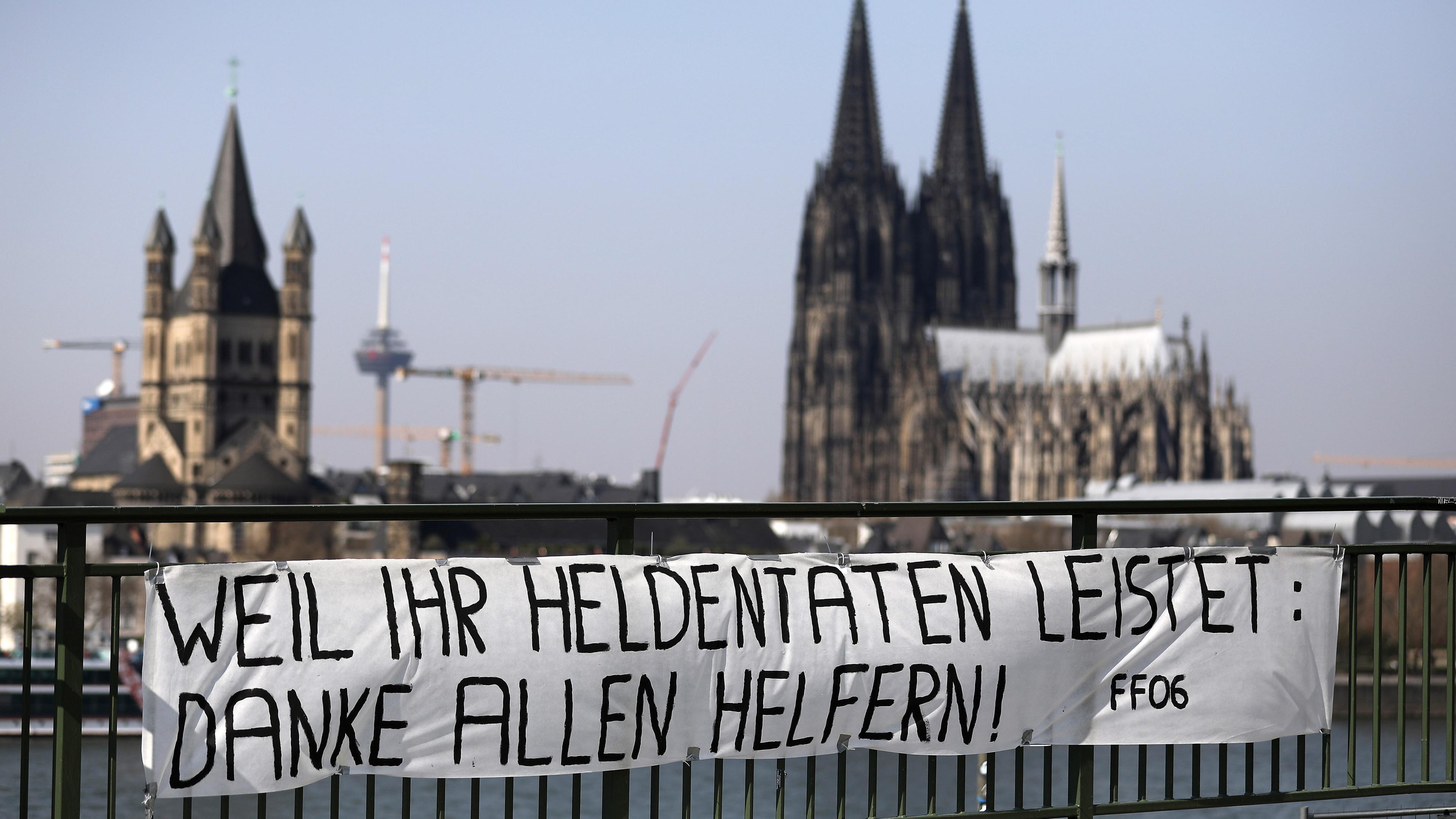 Banner mit Dank-Aufschrift an Kölner Rheinbrücke