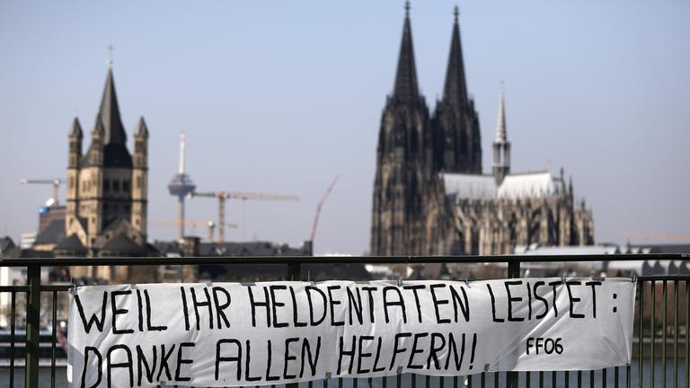 Banner mit Dank-Aufschrift an Kölner Rheinbrücke