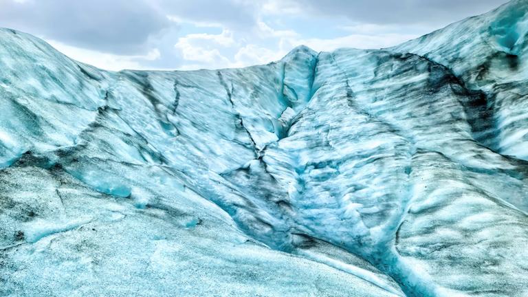 Nahaufnahme von blauem Gletschereis