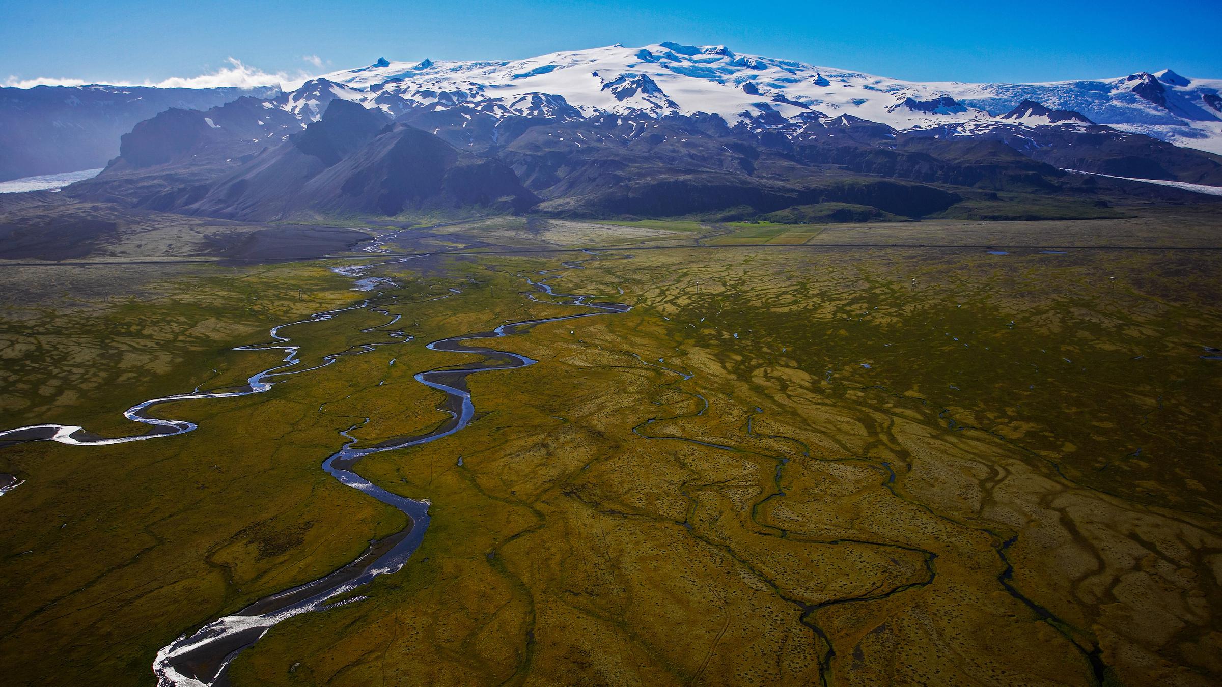 Luftaufnahme von Gletscherflüssen in Island