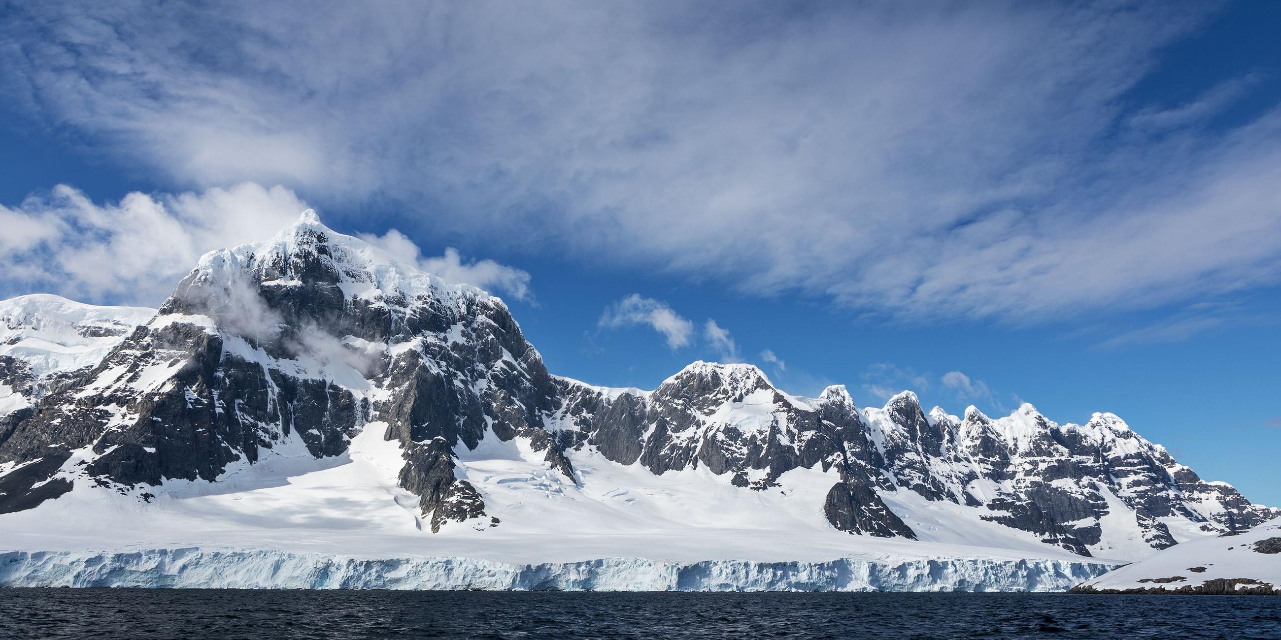 Gletscher in der Antarktis mit Eis bedeckt