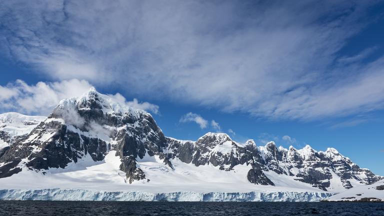Gletscher in der Antarktis mit Eis bedeckt