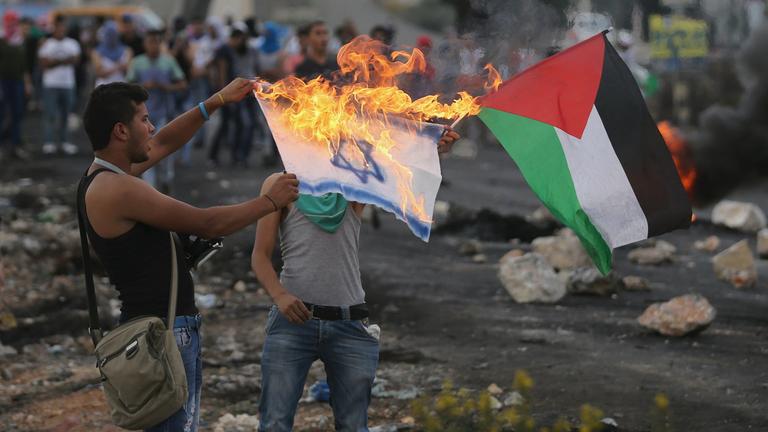 Palästinensischer Demonstrant verbrennt israelische Flagge