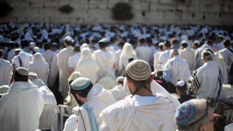 Juden beten an der Klagemauer in Jerusalem
