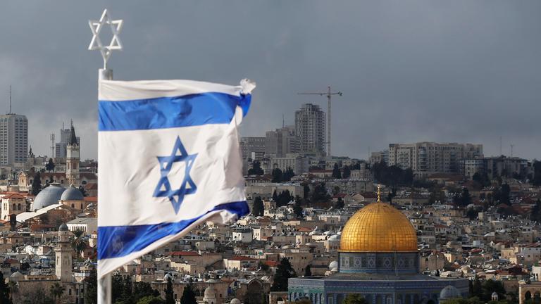 Israelische Flagge vor dem Felsendom in Jerusalem