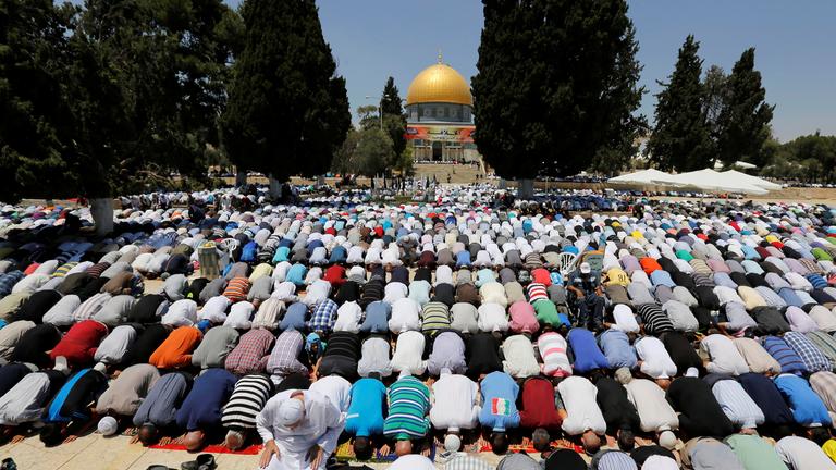 Palästinenser beten vor Felsendom in Jerusalem