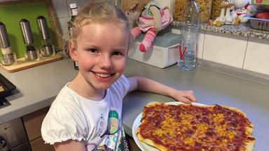 Lena, 8: Schinken-Salami-Pizza