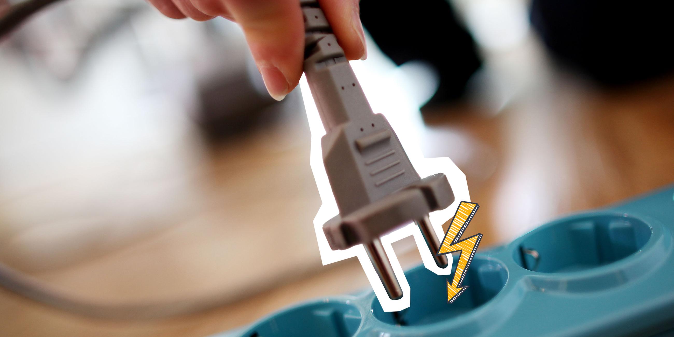 Ein Stecker wird aus einer Steckdose gezogen
