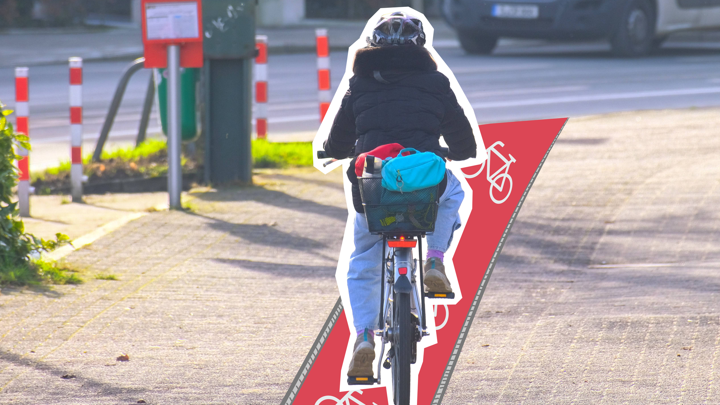 Ein Kind das auf dem Fahrrad fährt. Im Fahrradkorb liegt eine Tasche. 