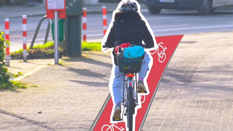 Ein Kind das auf dem Fahrrad fährt. Im Fahrradkorb liegt eine Tasche. 