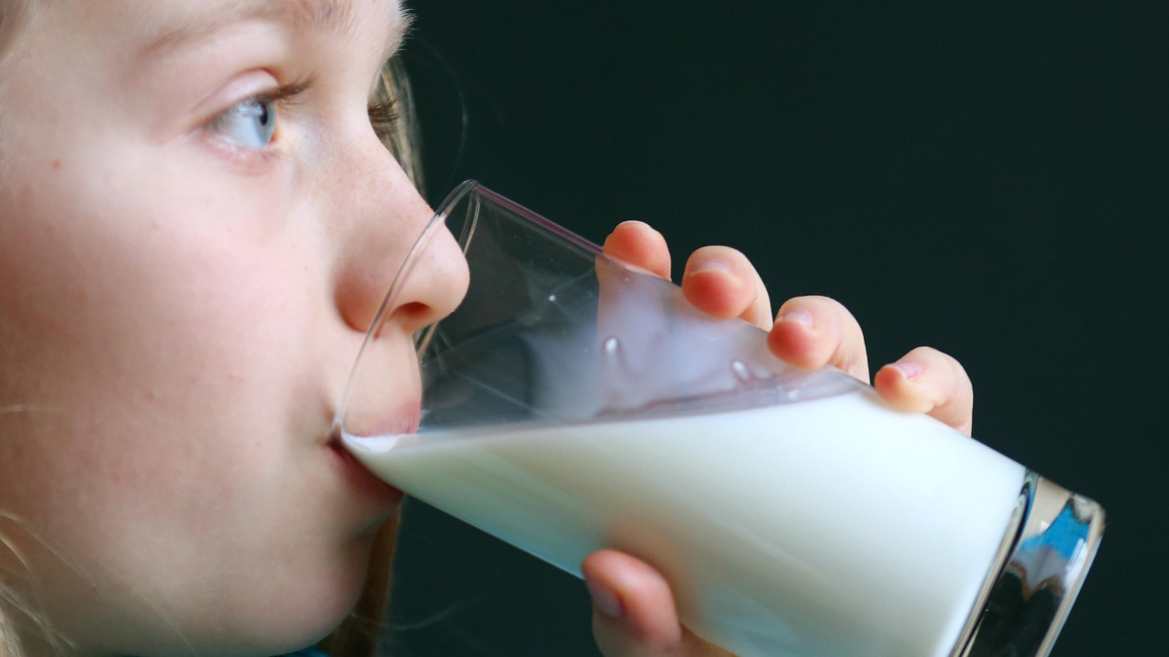 Mädchen trinkt Milch