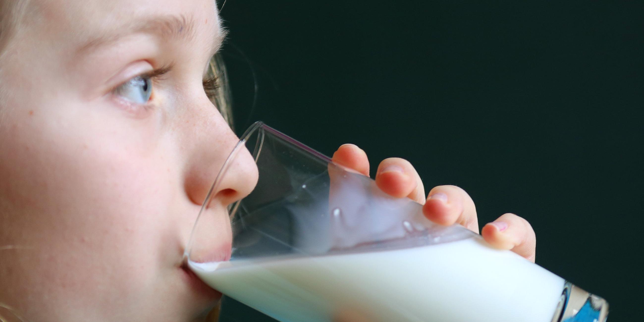 Mädchen trinkt Milch