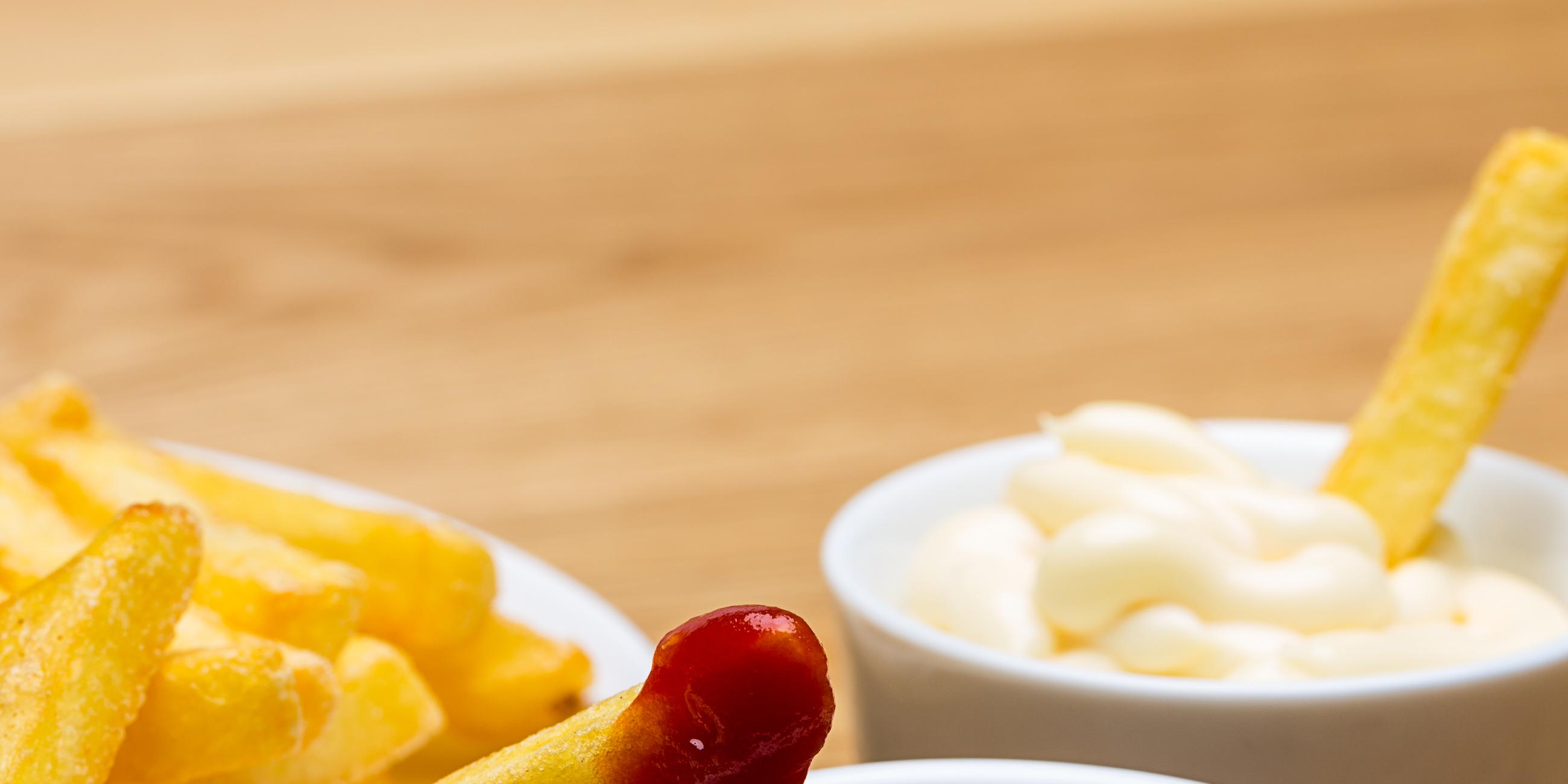 Pommes mit Ketchup und Mayonnaise