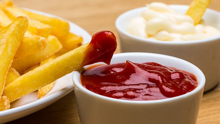 Pommes mit Ketchup und Mayonnaise