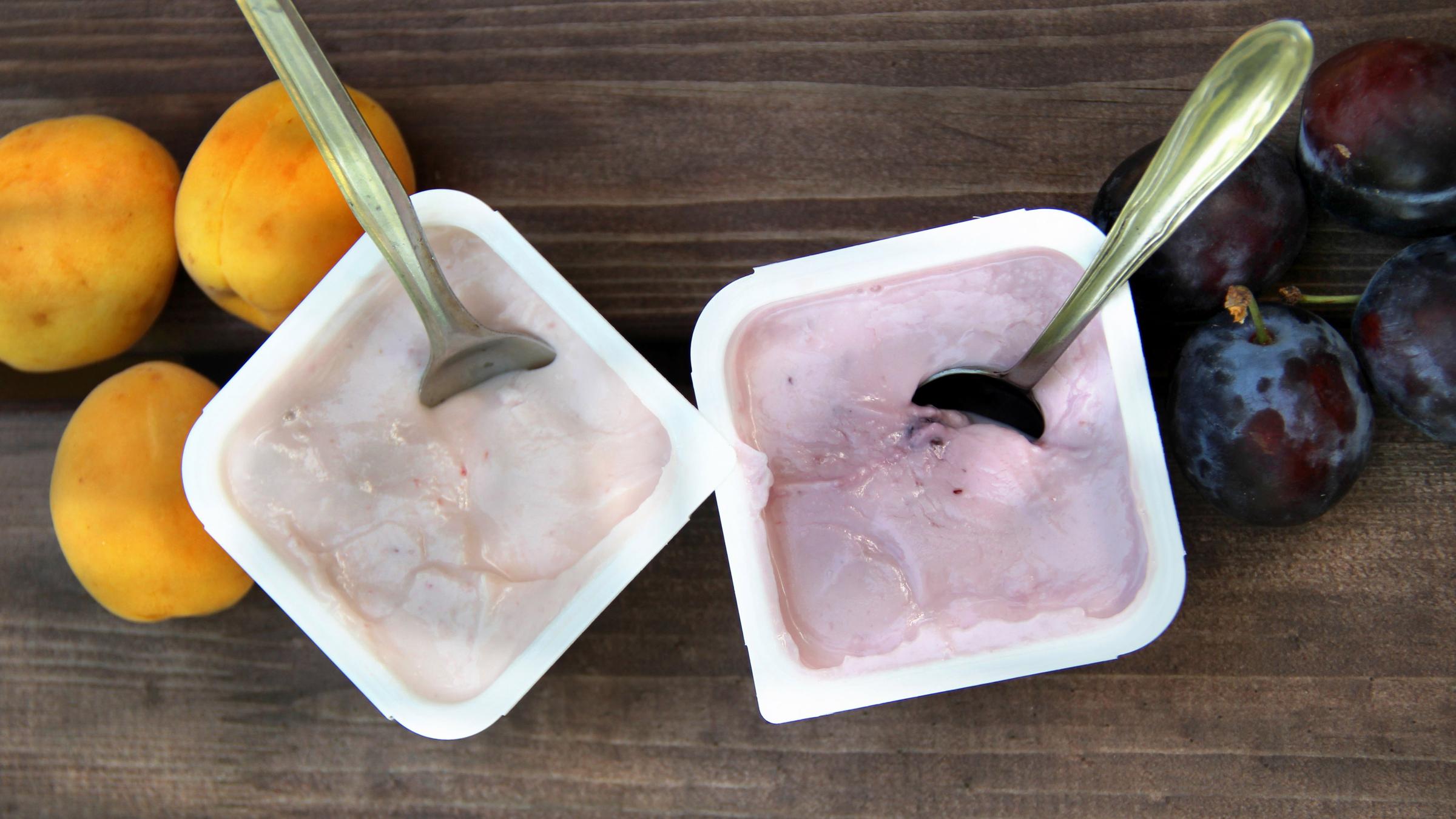 Geöffnete Joghurtbecher