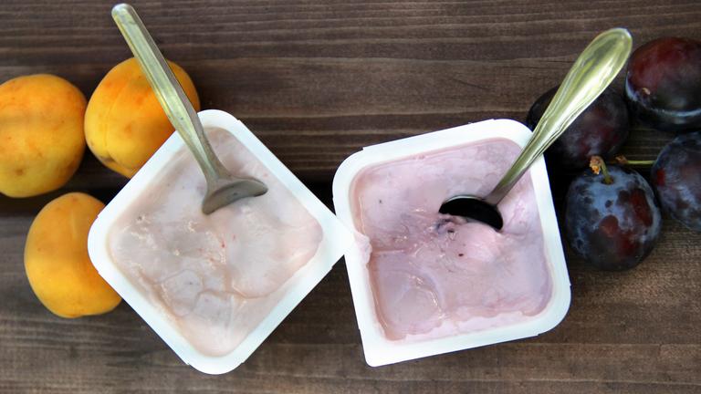 Geöffnete Joghurtbecher