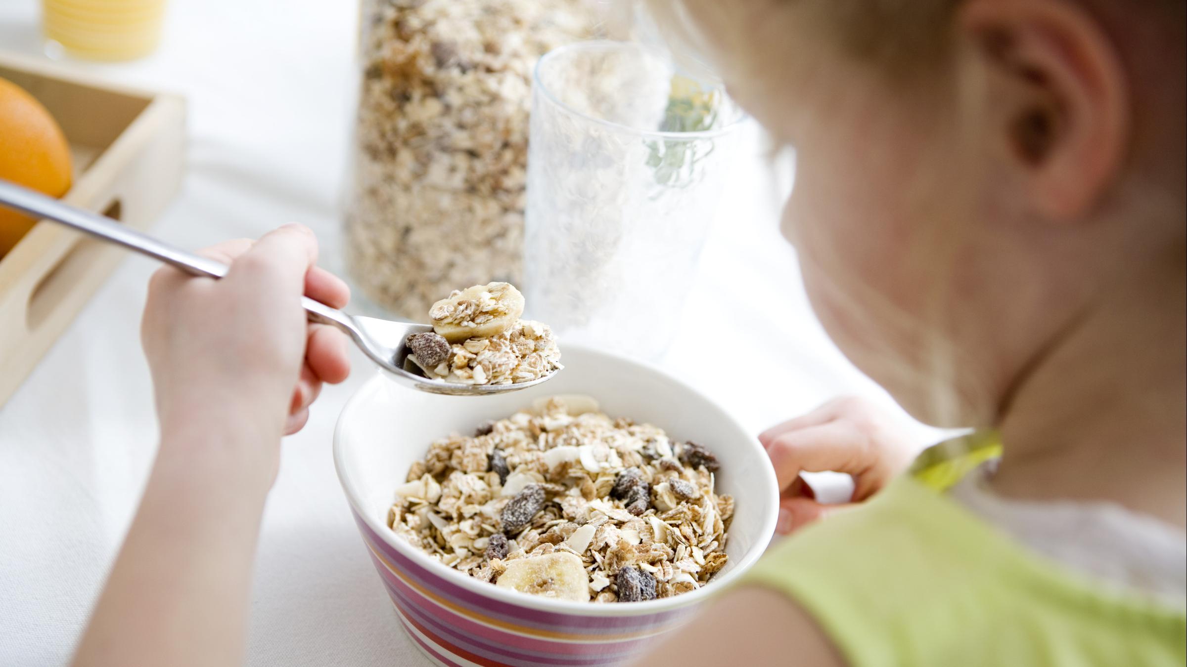 Mädchen isst Müsli