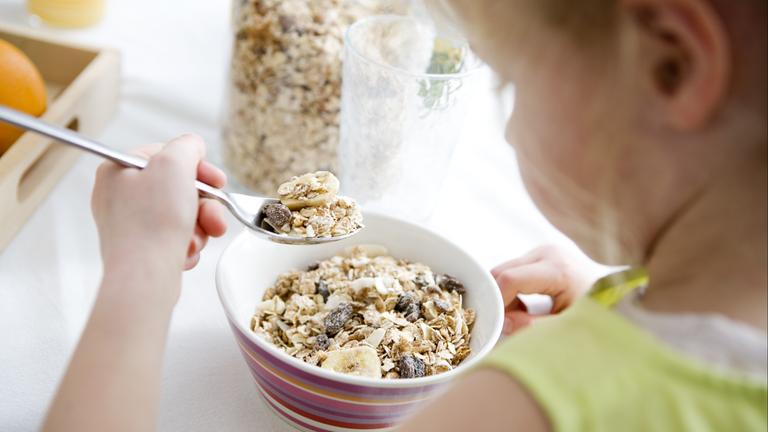 Mädchen isst Müsli