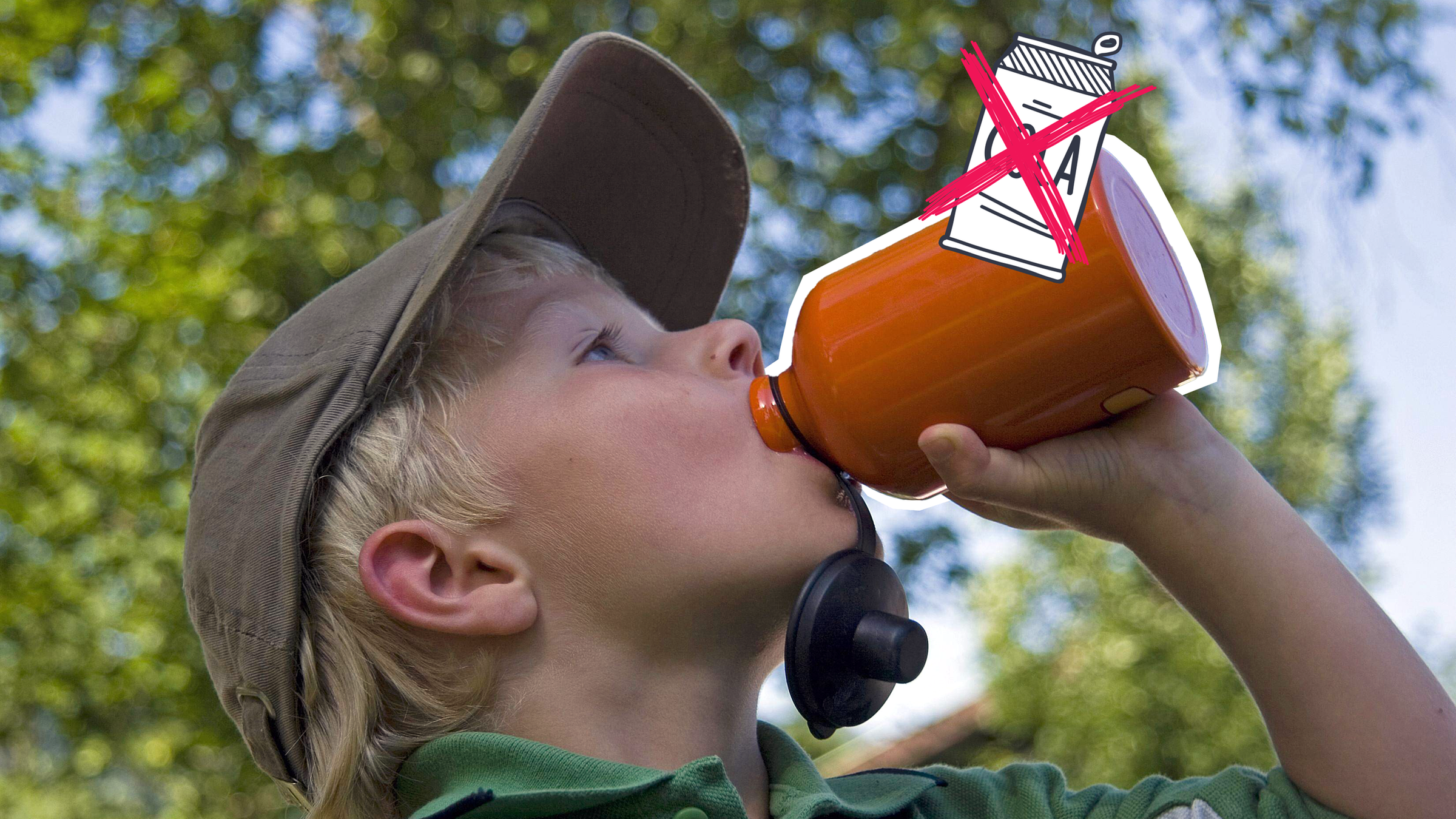 Ein Junge trinkt aus einer Trinkflasche.